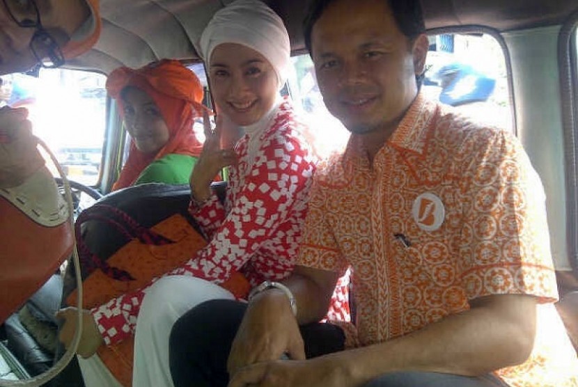 Deasy Ratnasari dan Bima Arya keliling kota Bogor dengan angkot wisata