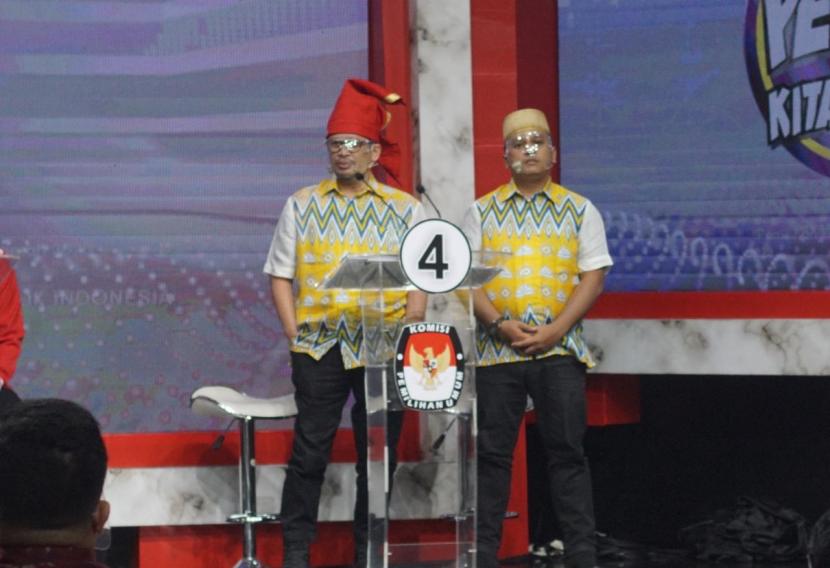 Debat Publik Tahap II Pemilihan Wali Kota (Pilwalkot) Makassar berlangsung alot, Selasa malam, 24 November 2020. Kandidat tak segan saling menjatuhkan, dengan pertanyaan yang menyudutkan.