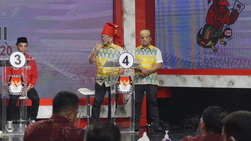 Debat Publik Tahap II Pemilihan Wali Kota (Pilwalkot) Makassar, yang disiarkan secara langsung oleh salah satu stasiun televisi nasional, Selasa malam, 24 November 2020, menampilkan tarung gagasan dari empat pasangan calon. Antara lain, Moh Ramdhan Pomanto - Fatmawati Rusdi, Munafri Arifuddin - Rahman Bando, Syamsu Rizal - Fadli Ananda, dan Irman Yasin Limpo - Andi Zunnun Armin NH.