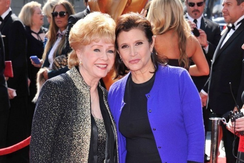 Debbie Reynolds saat berpose dengan mendiang putrinya,  Carrie Fisher 