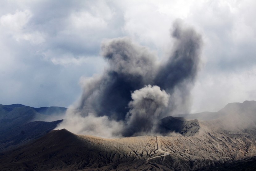 Debu vulkanik menyembur dari kawah Gunung Bromo di Desa Cemorolawang, Probolinggo, Jawa Timur, Jumat (7/10).