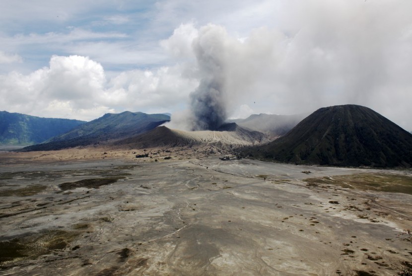 Debu vulkanik menyembur dari kawah Gunung Bromo di Desa Cemorolawang, Probolinggo, Jawa Timur, Jumat (7/10). 