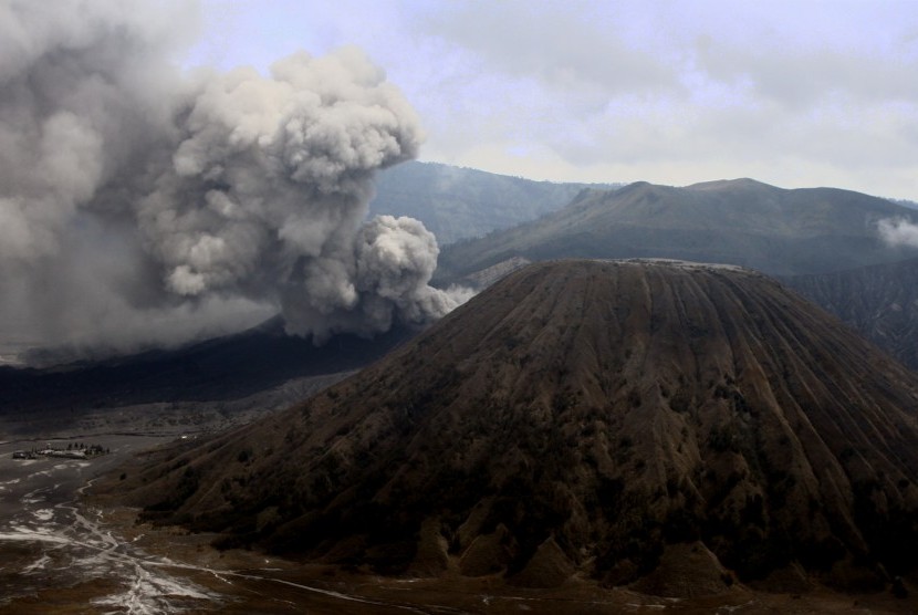 Debu vulkanik menyembur dari kawah gunung Bromo terlihat dari pos Penanjakan, Pasuruan, Jawa Timur, Senin (21/12).