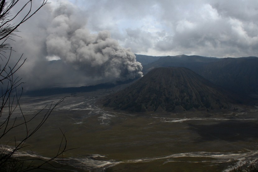 Debu vulkanik menyembur dari kawah gunung Bromo terlihat dari pos Penanjakan, Pasuruan, Jawa Timur, Senin (21/12). 