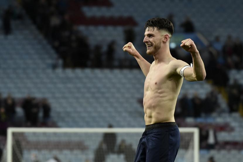 Declan Rice dari West Ham merayakan kemenangan di akhir pertandingan sepak bola Liga Premier Inggris antara Aston Villa dan West Ham United di Villa Park di Birmingham, Inggris, Minggu, 31 Oktober 2021. West Ham menang 4-1