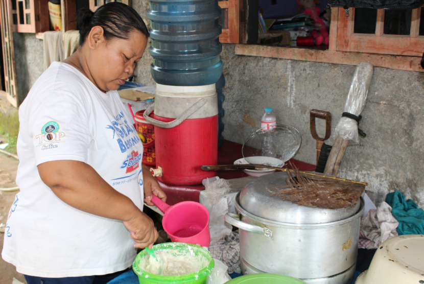 Dede dan warung makannnya.