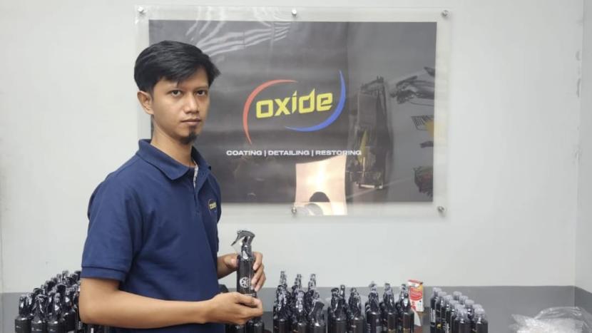 Dede Iskandar, eks petugas kebersihan yang kini sukses dengan bisnisnya setelah membuat produk bernama Oxide.