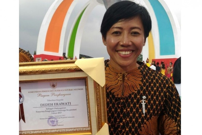 Dedeh Erawati memegang penghargaan dari Kemenpora pada Haornas 2017.