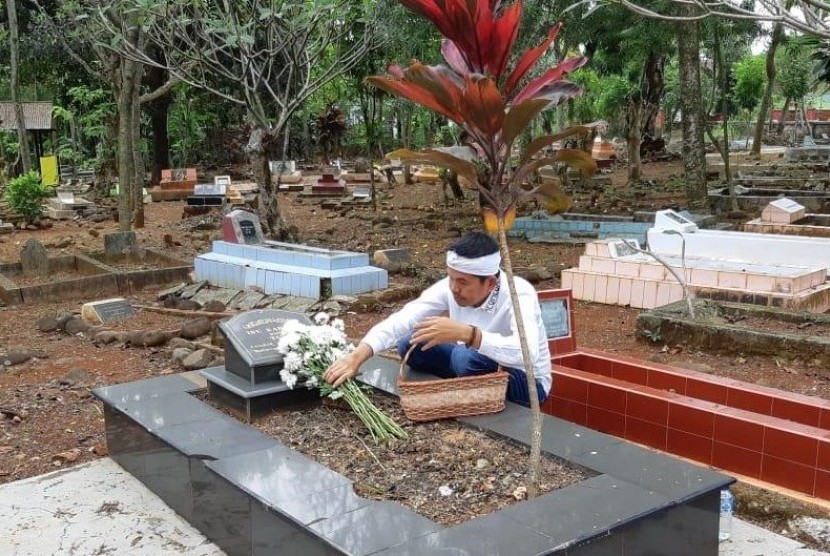 Dedi Mulyadi berziarah ke makam ibunda di Subang, Selasa (26/6). Foto: Itan Nina Winarsih/Republika