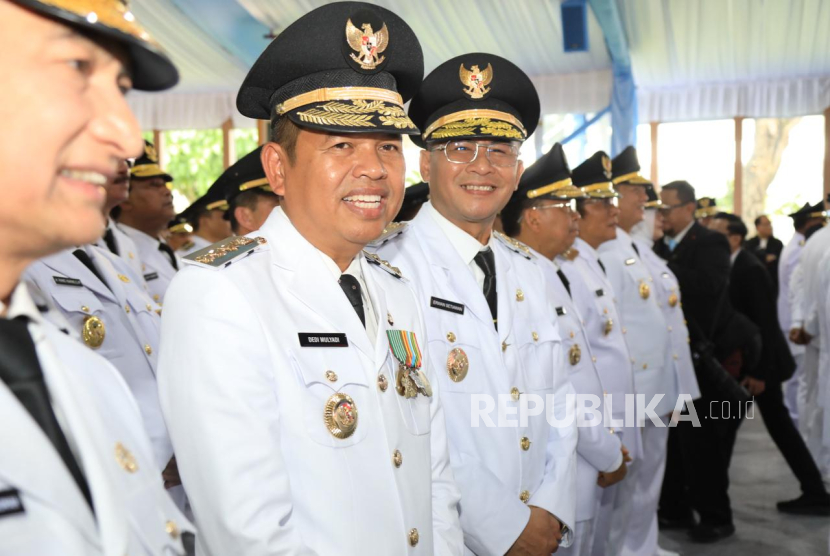 Dedi Mulyadi dan Erwan Setiawan resmi dilantik sebagai Gubernur dan Wakil Gubernur Jawa Barat (Jabar) periode 2025 - 2030, dalam upacara pelantikan yang dipimpin oleh Presiden RI Prabowo Subianto di halaman tengah Istana Kepresidenan, Jakarta Pusat, Kamis (20/2/2025). 