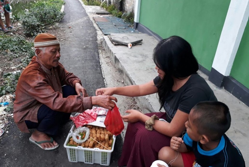 Seorang tukang tahu keliling Dedi Somantri (63 tahun) warga Kampung Selaawi Desa/Kecamatan Cisaat, Kabupaten Sukabumi, Jawa Barat akan berangkat haji pada Aguatus 2017 setelah menabung sejak puluhan tahun lalu.