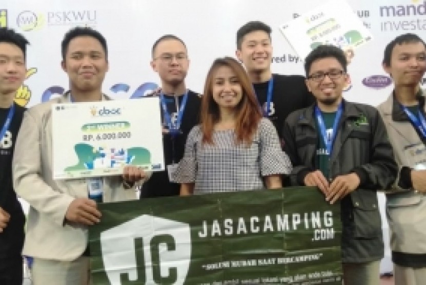 Dedy Saputro, Fail Amir dan Ilham Naufal Arbani yang jadi juara  dua Creatonomics Bussiness Creativity Competition (CBCC) 2019 di  Universitas Brawijaya. 