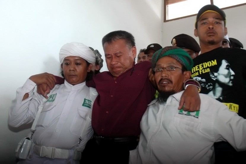 Dedy Sugarda, terdakwa kasus pembacokan jaksa Sistoyo dibopong para pendukungnya usai mengikuti persidangan di Pengadilan Negeri Bandung, Jawa Barat, Selasa (26/6). Dedy Sugarda mengatakan telah melakukan mogok makan sejak Jumat lalu sebagai bentuk kekecew