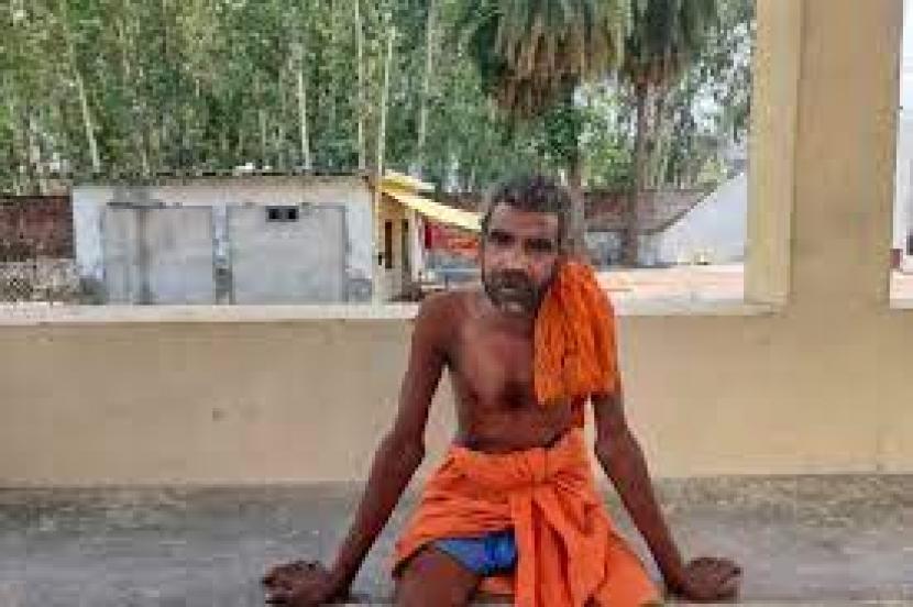 Deen Dayal Verma, seorang pekerja krematorium di Barabanki, Uttar Pradesh, duduk di bawah naungan di dalam kompleks krematorium tempat dia bekerja 