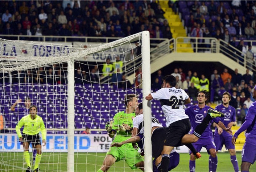 Defender Parma, Massimo Gobbi (tengah), melepaskan sundulan yang mengoyak gawang Fiorentina di laga Serie A Italia di StadionArtemio Franchi, Florentina, Senin (30/9). 