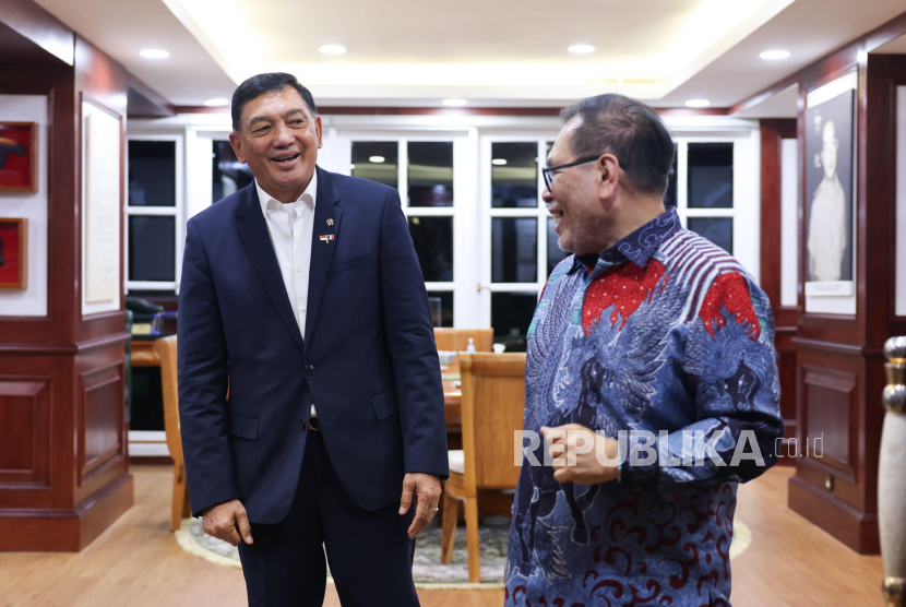 Defense Minister Sjafrie Sjamsoeddin with Indonesian Ambassador to China Djauhari Oratmangun.