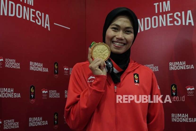 Defia Rosmaniar, penyumbang emas pertama bagi Indonesia pada Asian Games 2018 dari cabang olahraga taekwondo, menjawab pertanyaan pers di Rumah Indonesia, Kuningan, Jakarta Selatan, Ahad (19/8).