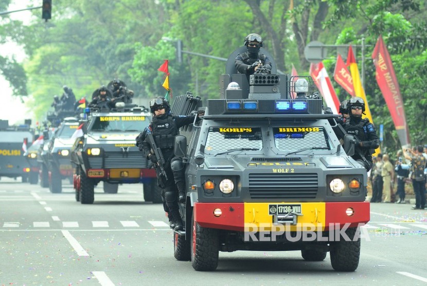Defile anggota Polri dan Alutsista pada Peringatan Hari Ulang Tahun (HUT) Bhayangkara ke-71 tingkat Jawa Barat, di Jl Diponegoro, Kota Bandung, Senin (10/7).