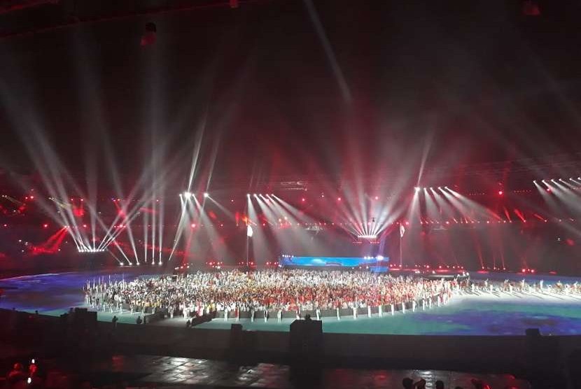 Defile atlet peserta Asian Games berkumpul di tengah lapangan Stadion GBK 