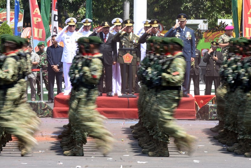 Defile pasukan pada upacara peringatan HUT ke-72 TNI di Makodam V Brawijaya Surabaya, Jawa Timur, Kamis (5/10).