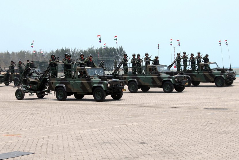 Defile prajurit TNI dalam gradi bersih perayaan HUT TNI ke-70 di Pantai Indah Kiat, Sabtu (3/10).