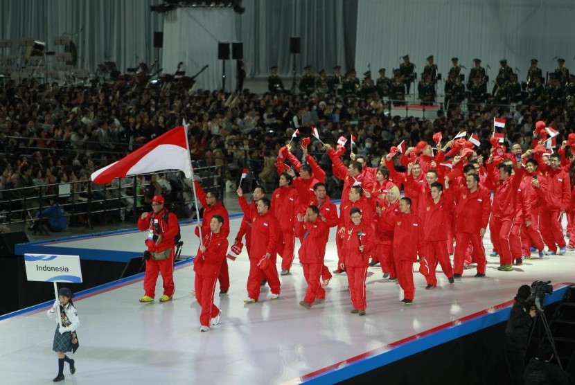 Defile tim Indonesia saat pembukaan Asian Winter Games VIII 2017 di Sapporo, Jepang, Ahad (19/2).