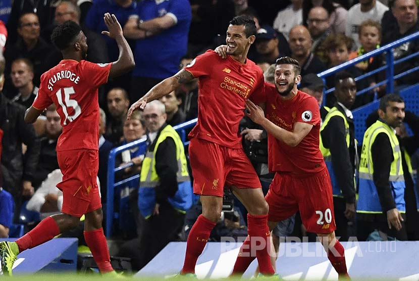 Dejan Lovren merayakan kemenangan bersama timnya saat berlaga di Stadion Stamford Bridge, Sabtu (17/9).