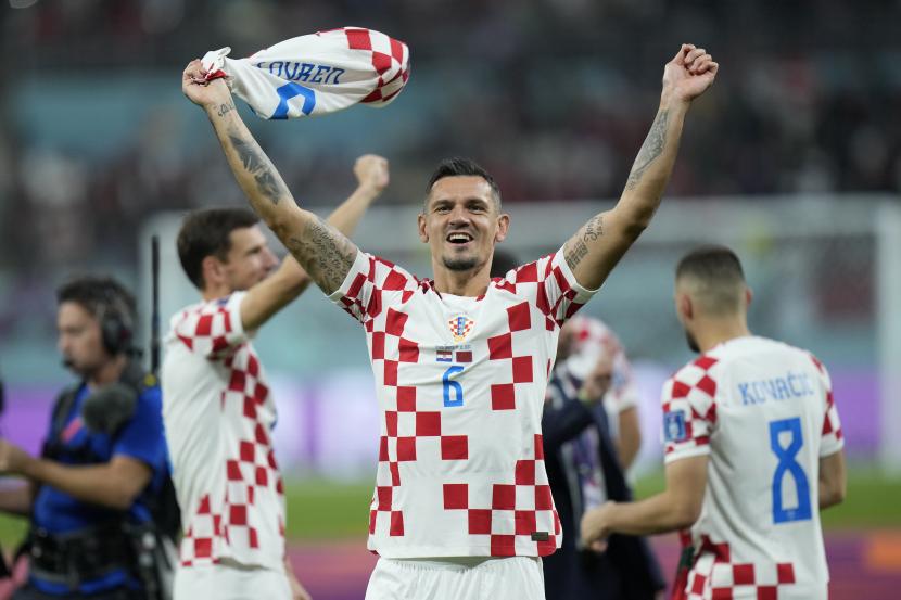 Dejan Lovren dari Kroasia merayakan kemenangan mereka dalam pertandingan playoff perebutan tempat ketiga Piala Dunia 2022 melawan Maroko. Lovren mengumumkan pensiun dari timnas Kroasia.