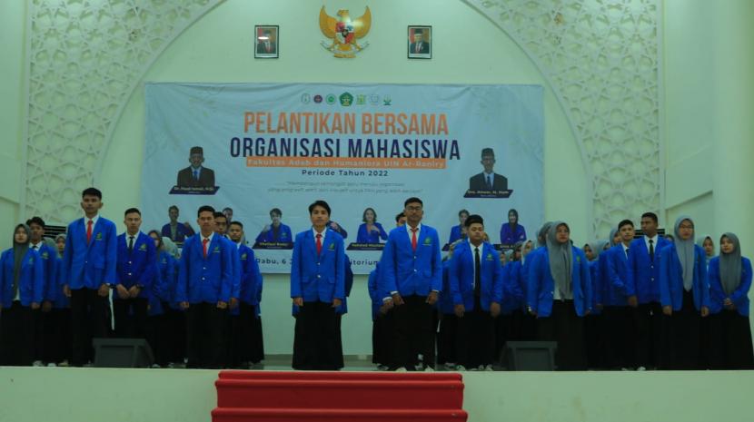 Dekan FAH UIN Ar-Raniry Banda Aceh Dr Fauzi Ismail MSi didampingi Wakil Dekan Bidang Kemahasiswaan dan Kerja Sama Drs Anwar MHum melantik pengurus organisasi kemahasiswaan (Ormawa) dan Sanggar Tamaddun Adab, di Auditorium Ali Hasjmy, Banda Aceh, pekan lalu.