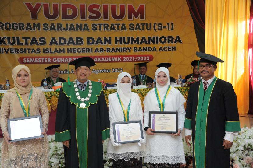 Dekan FAH UIN Ar-Raniry Banda Aceh, Dr Fauzi MSi memberikan penghargaan (bungong jaroe) kepada tiga lulusan terbaik yang lulus dengan predikat cumlaude masing-masing prodi, Rabu, Rabu (3/8/2022).