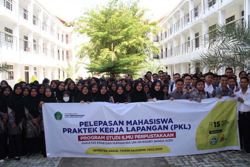 Dekan Fakultas Adab dan Humaniora UIN Ar-Raniry Banda Aceh, Dr Fauzi Ismail MSi resmi melepas 128 mahasiswa Prodi Ilmu Perpustakaan untuk melaksanakan Praktek Kerja Lapangan (PKL) Semester Ganjil Tahun Akademik 2022/2023, Senin (15/8/2022).
