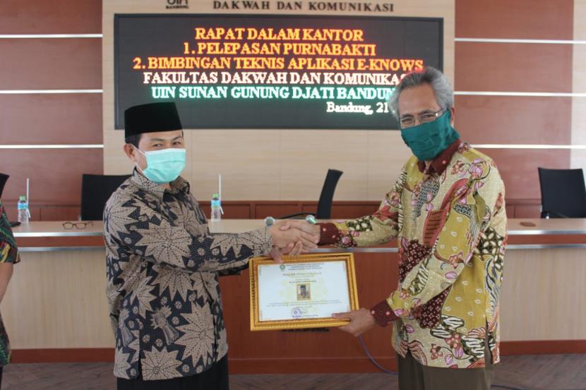 Dekan Fakultas Dakwah dan Komunikasi Dr H Ahmad Sarbini, MAg (kiri) dan pemateri Bimtek e-Knows Dr H Cecep Nurul Alam, ST MT di Kampus UIN SGD Bandung, Selasa (21/7).