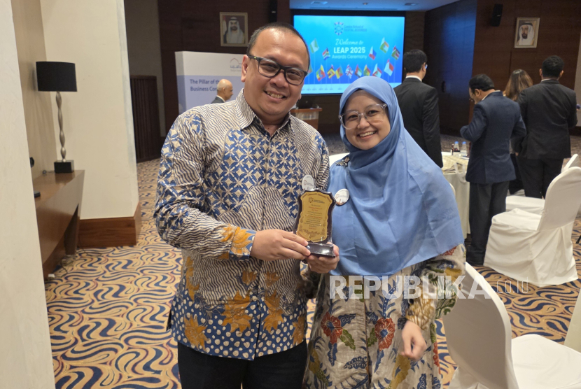 Dekan FEM IPB Terima Penghargaan Dean of the Year pada LEAP 2025