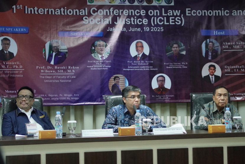 Dekan Fakultas Hukum UNAS, Prof Dr Basuki Rekso Wibowo, SH, MS (kiri), Menteri Ketenagakerjaan Prof Yassierli, Ph.D. (tengah), Ketua Yayasan Memajukan Ilmu dan Kebudayaan, Dr Ramlan Siregar, M.Si (kanan) dalam pembukaan The First International Conference on Law, Economic and Social Justice (ICLES) yang dihelat Fakultas Hukum UNAS, di Menara UNAS, Ragunan, Kamis (19/6/2025).