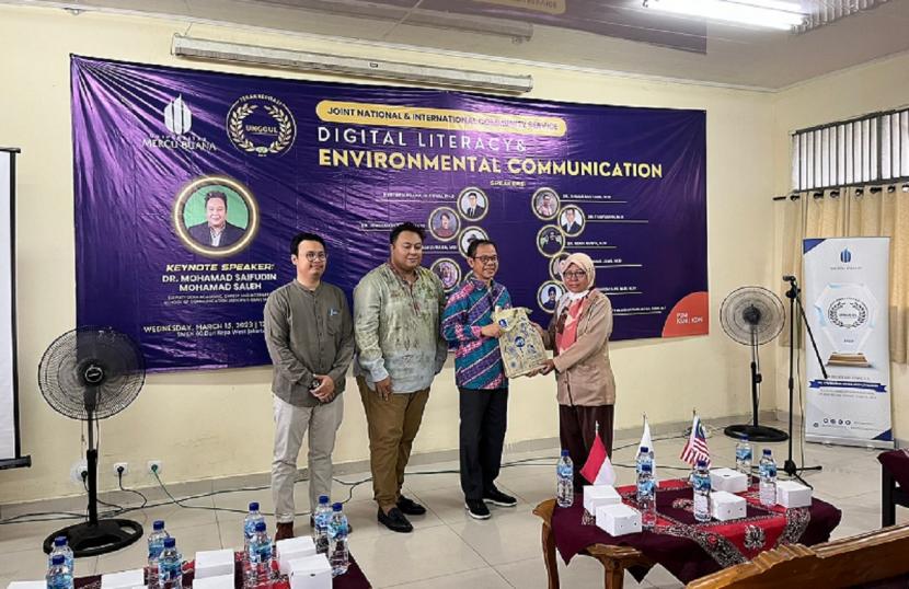 Dekan Fakultas Ilmu Komunikasi Universitas Mercu Buana (UMB), Dr. Ahmad Mulyana, M.Si (kedua dari kanan) dan Wakil Rektor UMB, Rizki Briandana, Phd (kiri), saat menghadiri Pengabdian Masyarakat yang digelar UMB bersama University Sains Malaysia (USM), Rabu (15/3), di SMKN 60 Jakarta Barat.