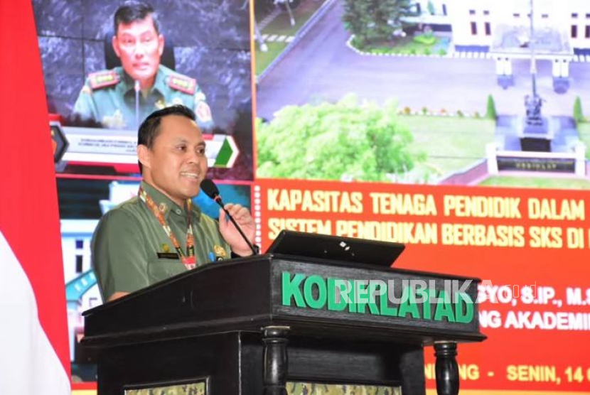 Dekan Fakultas Ilmu Sosial dan Ilmu Politik (FISIP) Universitas Jenderal Achmad Yani (Unjani), Prof Agus, dikukuhkan menjadi guru besar pertama Program Studi Hubungan Internasional