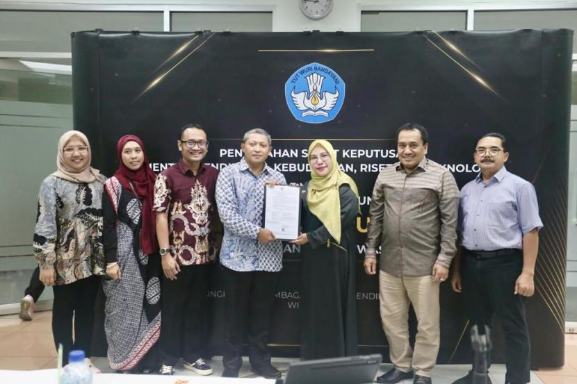 Dekan Fakultas Ilmu Sosial dan Ilmu Politik Universitas Muhammadiyah Jakarta Dr Evi Satispi, MSi menerima SK Kenaikan Jabatan Akademik Dosen sebagai Guru Besar bidang Ilmu Administrasi Publik dari Kemendikbudristek RI, di Gedung LLDIKTI Wilayah III, Selasa (1/8/2023). 