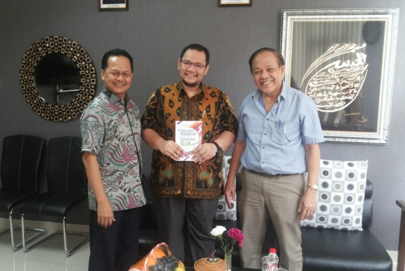 Dekan Fakultas Kedokteran dan Kesehatan (FKK) UMJ, Dr dr Muhammad Fachri SpP (tengah), penulis buku 