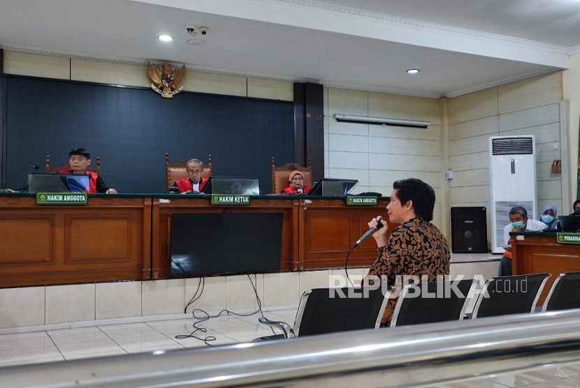 Dekan Fakultas Kedokteran Universitas Diponegoro (Undip), Yan Wisnu Prajoko, dihadirkan sebagai saksi dalam persidangan di Pengadilan Negeri Semarang terkait kasus dugaan perundungan dan pemerasan almarhumah Aulia Risma Lestari, mahasiswi PPDS Anestesia Undip, Rabu (9/7/2025).