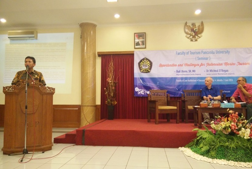 Dekan Fakultas Pariwisata Universitas Pancasila, Devi Roza Kausar saat memberikan sambutan di seminar kepariwisataan dengan tema “Peluang dan Tantangan Pariwisata Bahari di Indonesia