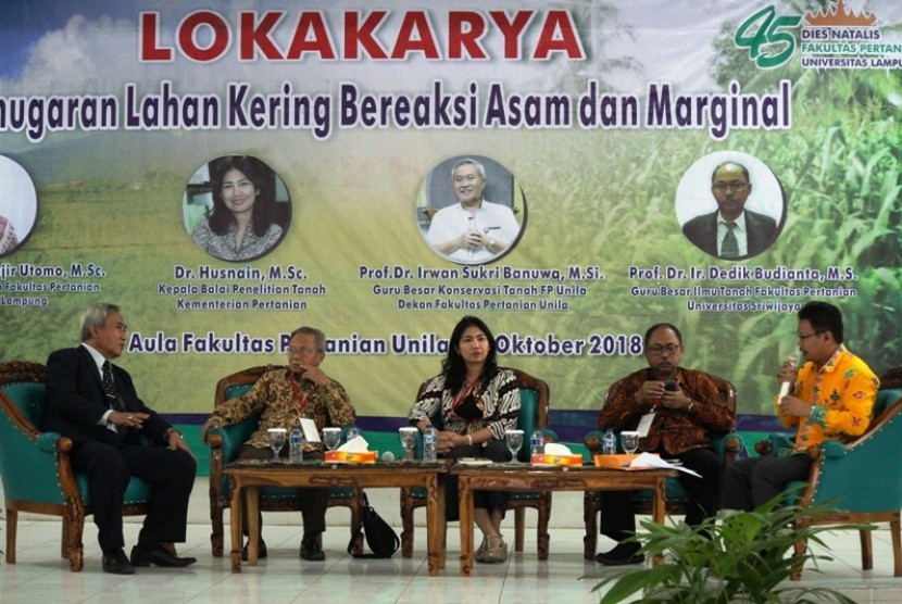  Dekan Fakultas Pertanian Univesitas Lampung, Irwan Sukri Banuwa dalam Lokakarta Pemugaran Lahan Kering Bereaksi Asam dan Marginal, beberapa waktu lalu.