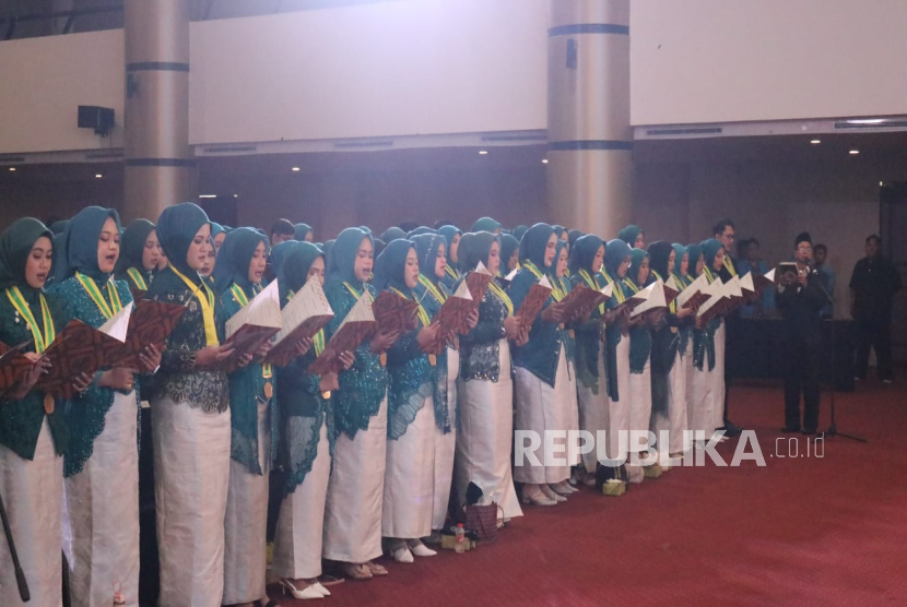 Dekan FIK UMJ Dr Yani Sofiani, M,Kep, Sp.KMB mengangkat sumpah 172 lulusan program studi profesi ners, Rabu (22/10/2025).