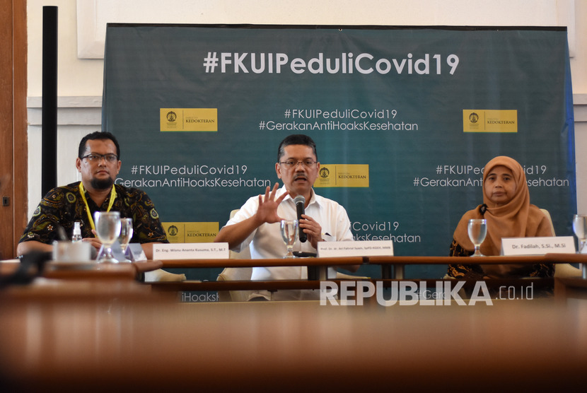 Dekan FKUI Prof dr Ari Fahrial Syam SpPD (tengah) menganggap, pengalaman menghadapi pandemi Covid-19 sebagai pengalaman terberatnya sebagai dokter.