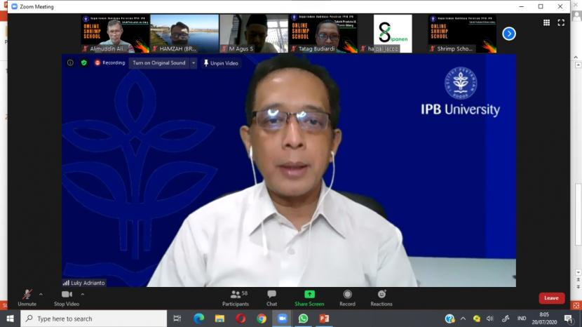  Dekan FPIK IPB University  Dr Luky Adrianto memberikan kata sambutan pada acara Online Shrimp School (OSS).