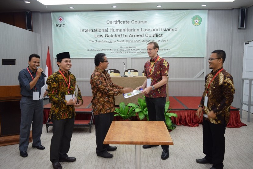 Dekan FSH UIN Ar-Raniry, Khairuddin dan Perwakilan ICRC Indonesia, Andrew Bartels Smith seusai menandatangani naskah kerja sama. 