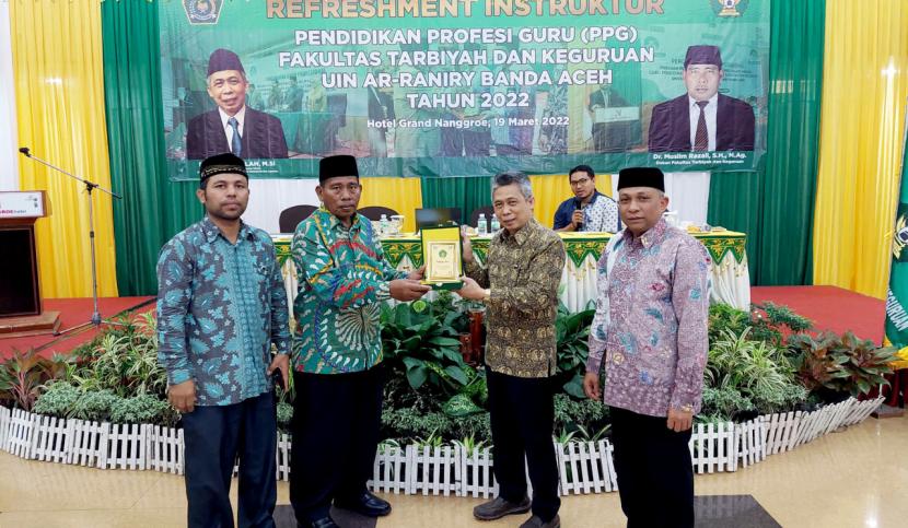 Dekan FTK UIN Ar-Raniry, Dr Muslim Razali, MAg menyerahkan cindramata kepada Direktur Pendidikan Agama Islam Direktorat Jenderal Pendidikan Islam Kementerian Agama RI, Drs H Amrullah MSi pada kegiatan refreshment instruktur Pendidikan Profesi Guru di Hotel Grand Naggroe Banda Aceh, Sabtu (19/3).