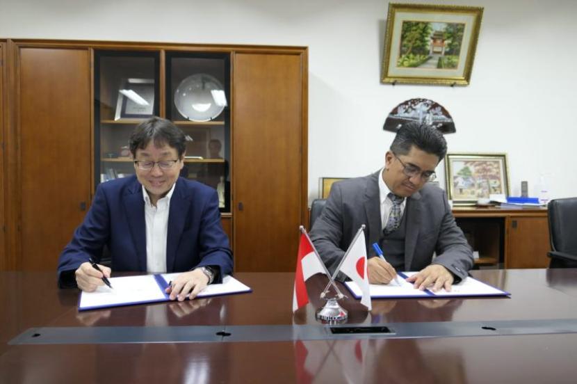 Dekan Graduate School of Engineering Science/School of Engineering Science Osaka University, Prof. Shigeo Wada (kiri) menandatangani perjanjian kerja sama bersama Dekan FTUI, Prof. Heri Hermansyah (kanan).