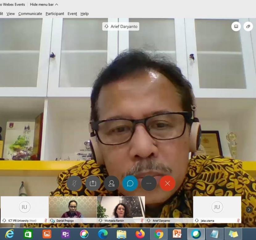 Dekan Sekolah Vokasi IPB University, Associate Professor Arief Daryanto tampil di acara Joint Kecture Series IPB University-Monash University yang membahas tentang ketahanan pangan.