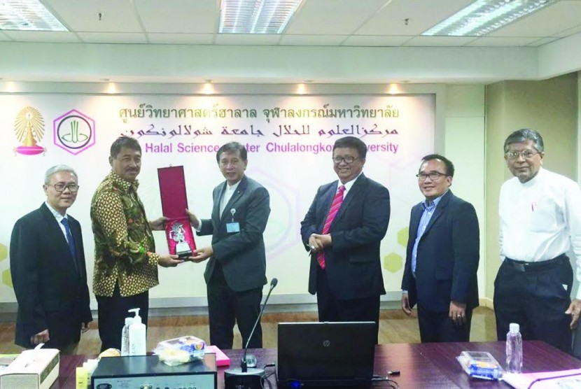 Dekanat Fakultas Kedokteran dan Kesehatan Universitas Muhammadiyah Jakarta (FKK UMJ) mengunjungi The Halal Science Center Chulalongkorn University.