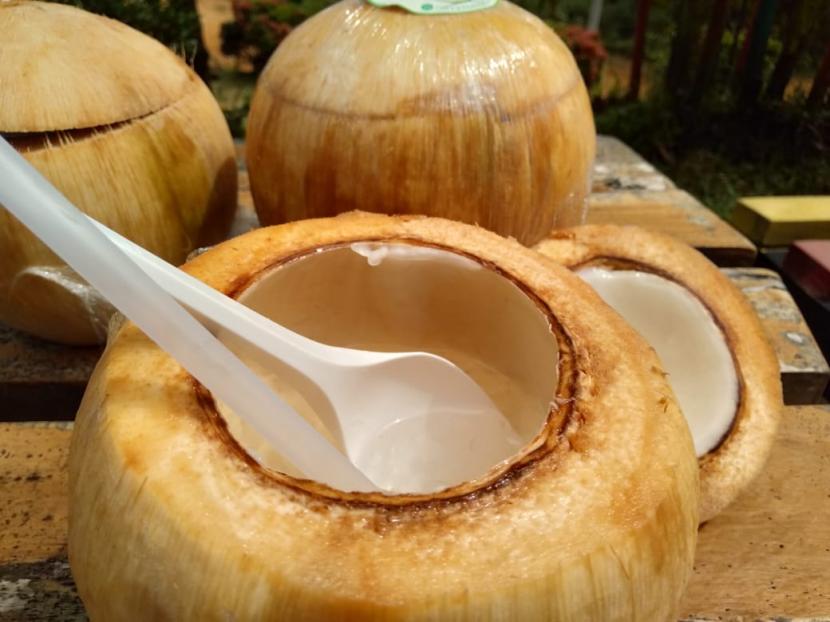 Dekla, olahan dari minuman kelapa muda, yang menjadi salah satu andalan kuliner di Puncak Kompe, Kampar, Riau.